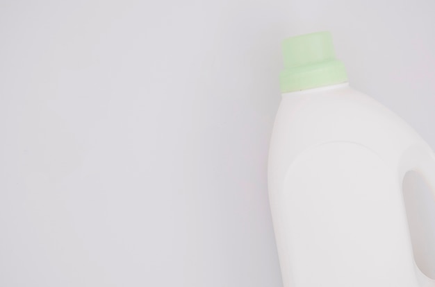 Botella detergente de limpieza blanca sobre fondo blanco