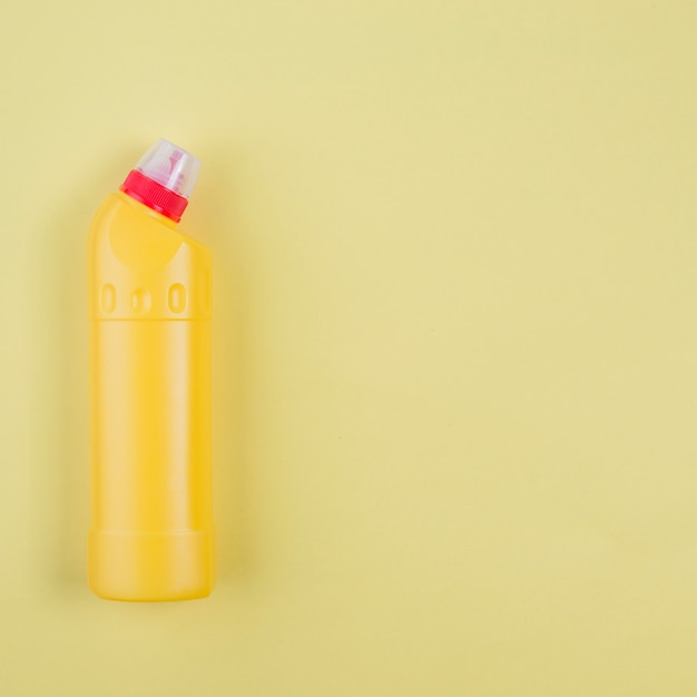 Botella de detergente de plástico amarillo