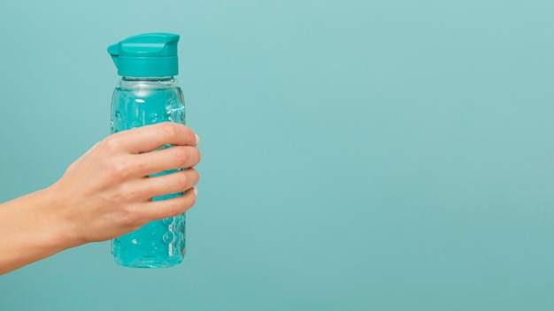 Botella de fitness llena de espacio de copia de agua