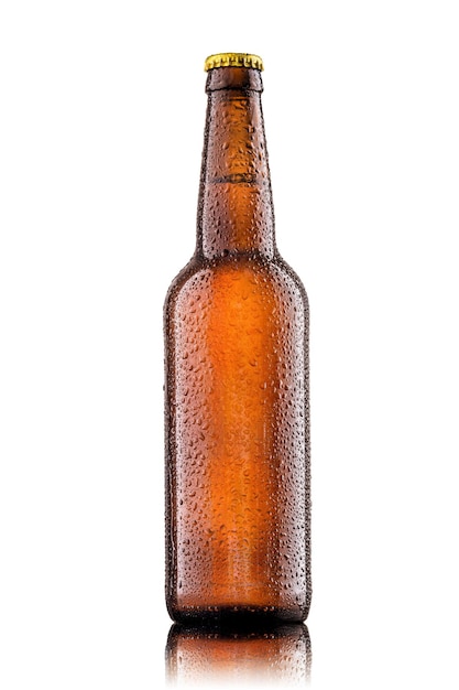 Botella fría de cerveza con gotas aisladas sobre fondo blanco.