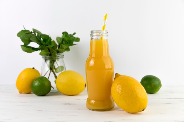 Foto gratuita botella de jugo fresco casero en mesa