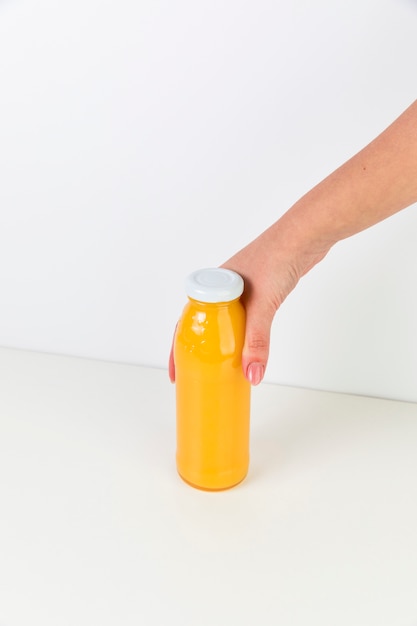 Botella de jugo de naranja fresco vista superior