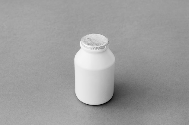 Botella de leche en blanco