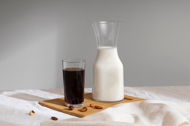 Foto gratuita botella de leche con café