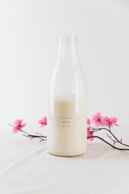 Botella de leche y flores