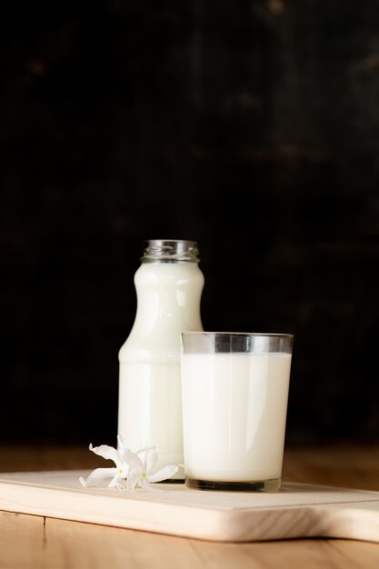 Botella de leche fresca y vidrio