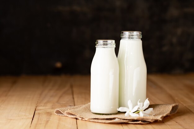 Botella de leche fresca y vidrio