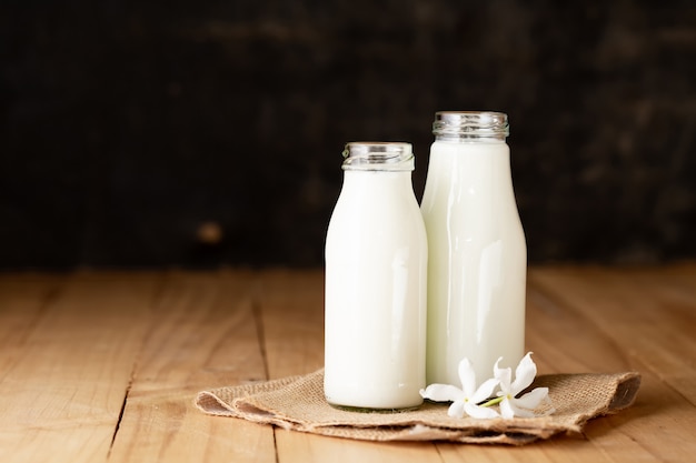 Botella de leche fresca y vidrio