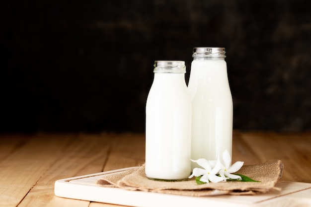 Foto gratuita botella de leche fresca y vidrio
