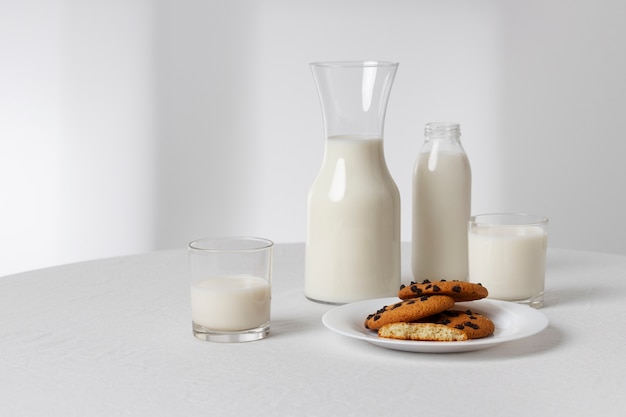 Foto gratuita botella de leche con galletas dulces