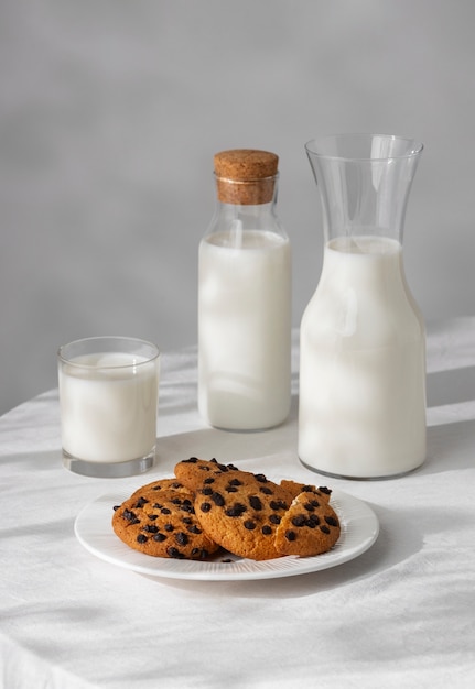 Foto gratuita botella de leche con galletas dulces