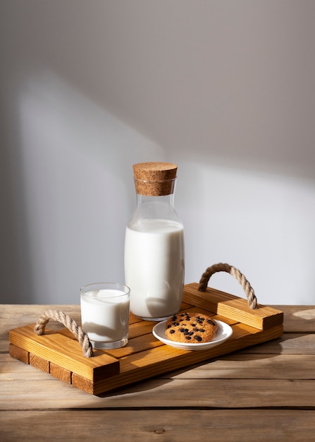 Botella de leche con galletas dulces