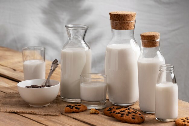 Botella de leche con galletas dulces