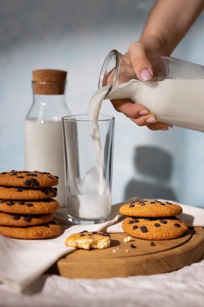 Botella de leche con galletas dulces