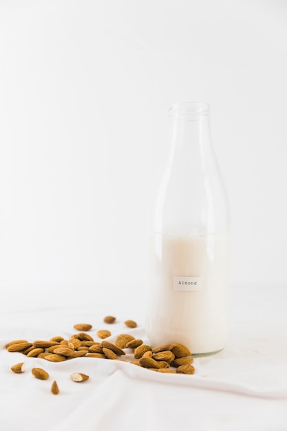 Botella de leche y nueces