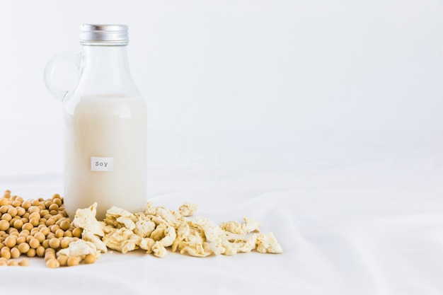 Foto gratuita botella de leche y nueces