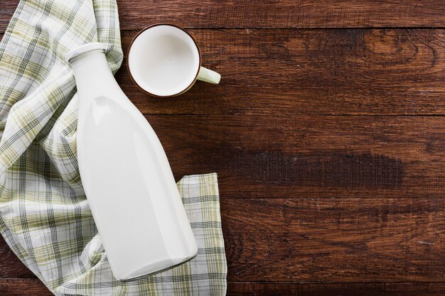 Botella de leche plana con taza