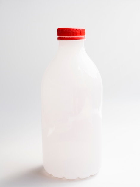 Botella de leche con tapa roja