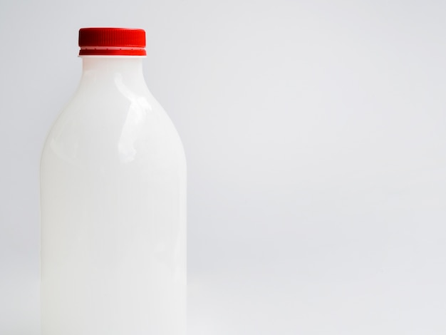 Botella de leche con tapa roja