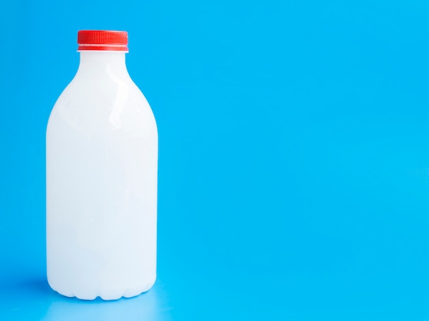 Foto gratuita botella de leche con tapa roja