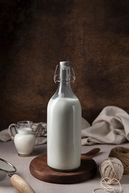 Foto gratuita botella de leche de vida muerta