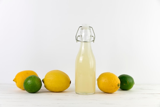 Botella de limonada casera fresca con lima.