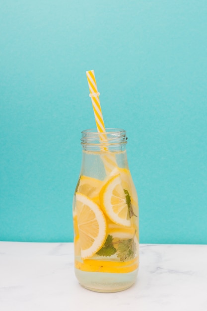 Foto gratuita botella de limonada con pajita