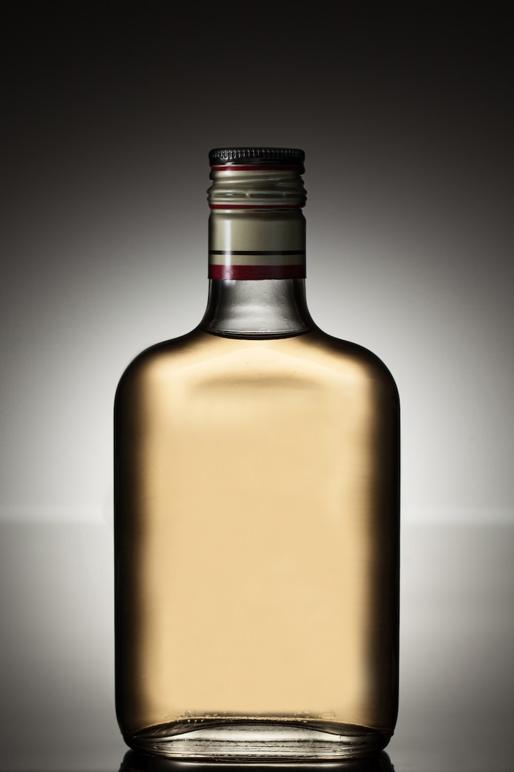 Foto gratuito botella llena de alcohol