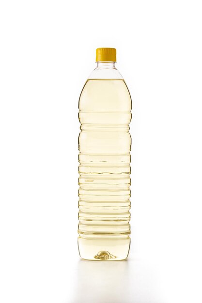 Botella de plástico de aceite de girasol aislado sobre fondo blanco.