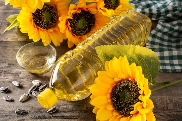 Botella de plástico de aceite de girasol sobre mesa de madera