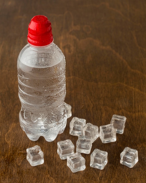 Foto gratuita botella de plástico de agua y hielo.