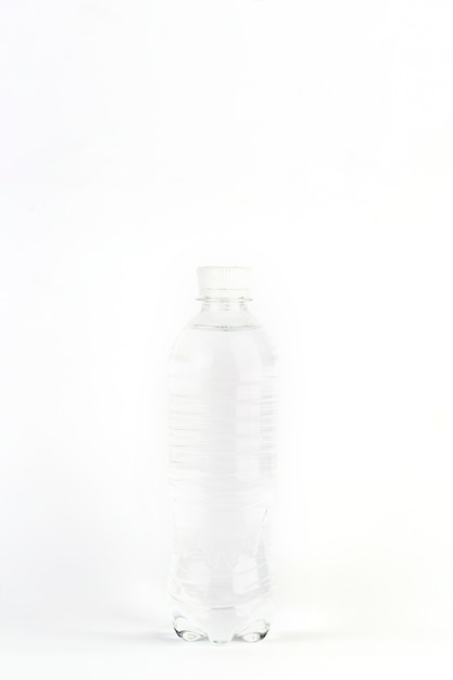 Botella de plástico con agua limpia