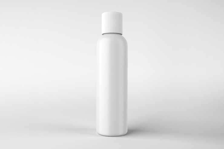 Botella de plástico blanca para productos de belleza sobre un fondo blanco