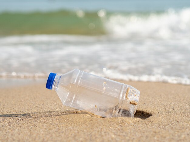 Botella de plástico dejada en la playa