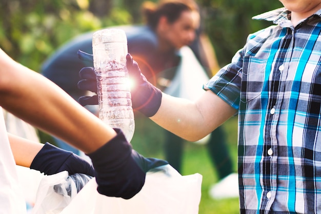 Botella de plástico de reciclaje ambientalista para el día de la tierra.