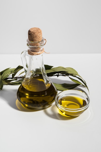 Botella de primer plano de aceite de oliva fresco