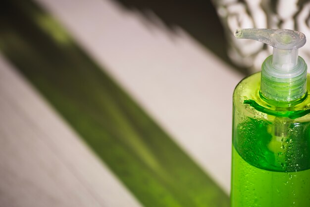 Botella con producto para el cuidado de la piel