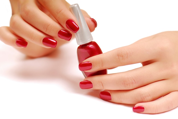 Foto gratuita botella roja de esmalte de uñas