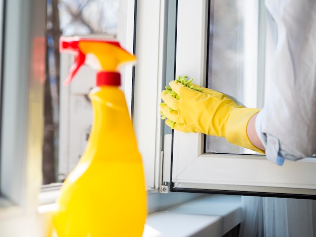 Foto gratuita botella de spray de primer plano con producto químico