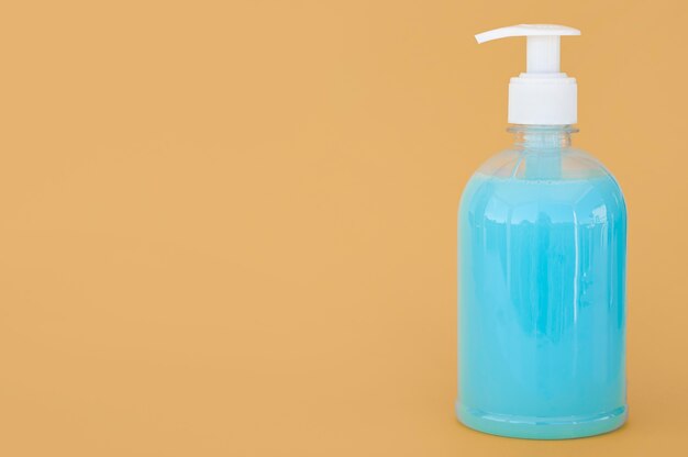 Botella transparente de jabón líquido azul con espacio de copia