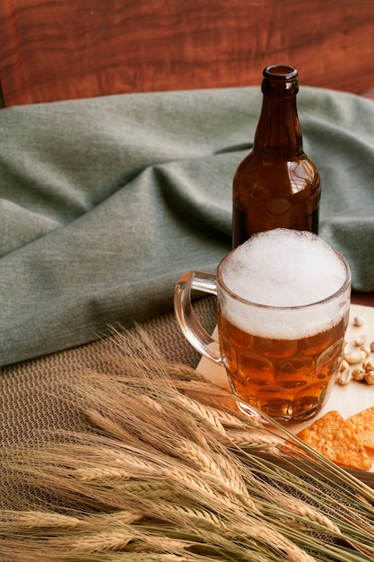 Botella y vaso de cerveza con trigo