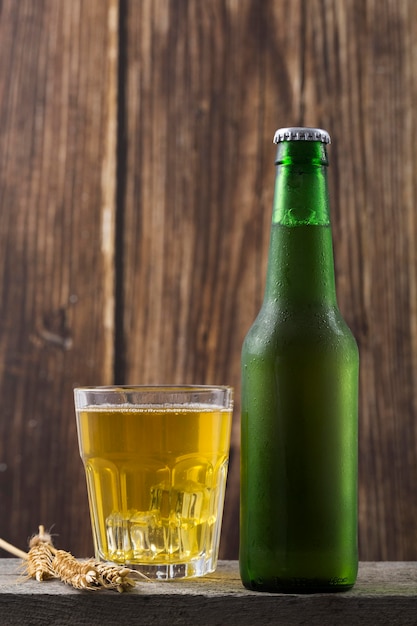 Botella y vaso con cerveza