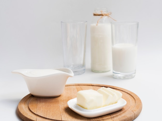 Botella y vaso de leche con mantequilla