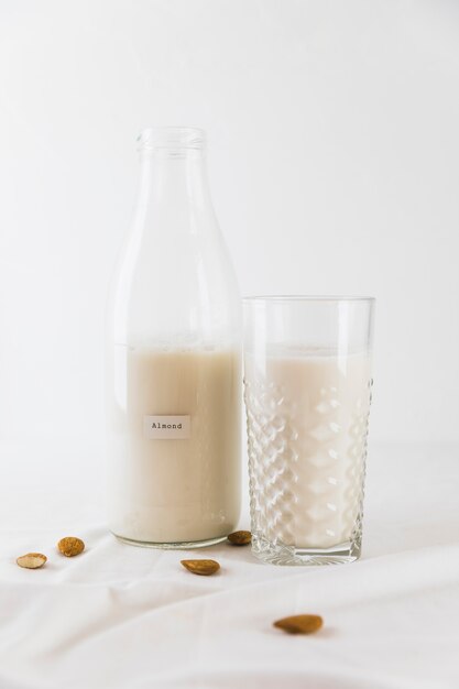 Botella y vaso de leche con nueces