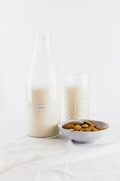 Botella y vaso de leche con nueces