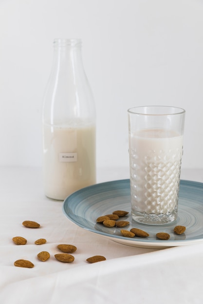 Botella y vaso de leche con nueces