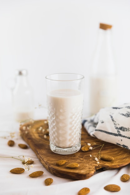 Botella y vaso de leche con nueces