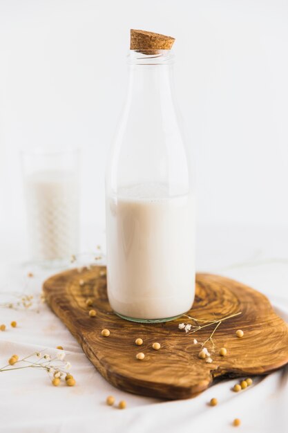 Botella y vaso de leche con nueces