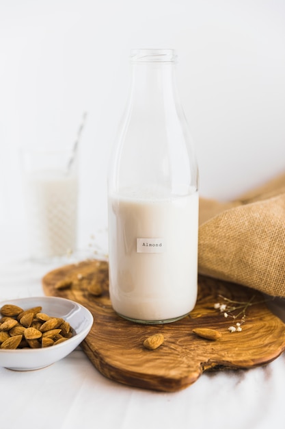 Foto gratuita botella y vaso de leche con nueces