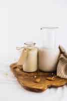 Foto gratuita botella y vaso de leche con nueces